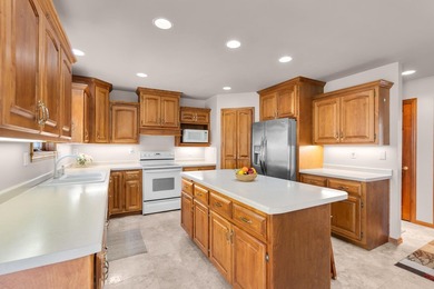 Welcome home to this beautifully maintained property offering - photo 10