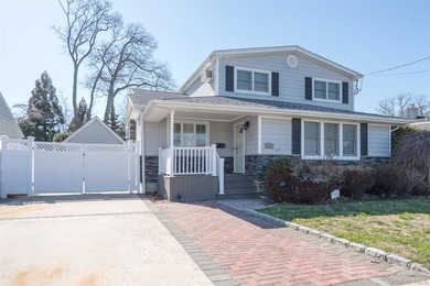 First offering of this custom-built Colonial offering over 3,000 - photo 1