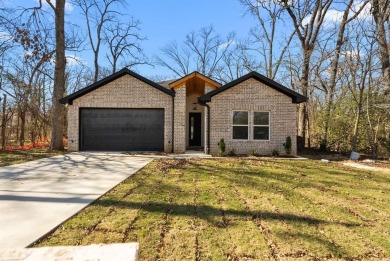 This modern brick residence offers 1,686 sq ft of beautifully - Lake Home Sale Pending in Trinidad, Texas