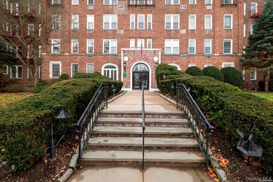 Welcome to Garden City! This beautifully maintained one bedroom