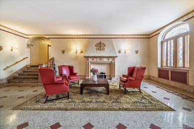 Welcome to Garden City! This beautifully maintained one bedroom