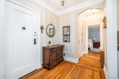 Welcome to Garden City! This beautifully maintained one bedroom