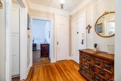 Welcome to Garden City! This beautifully maintained one bedroom