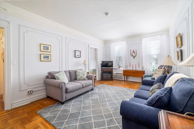 Welcome to Garden City! This beautifully maintained one bedroom