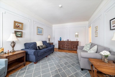 Welcome to Garden City! This beautifully maintained one bedroom