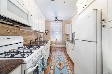 Welcome to Garden City! This beautifully maintained one bedroom