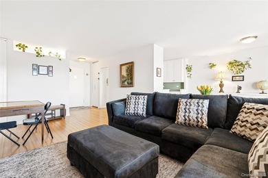 Experience the luxury living at the distinguished ?o-op. Nestled - photo 2