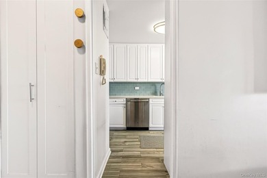 Experience the luxury living at the distinguished ?o-op. Nestled - photo 7