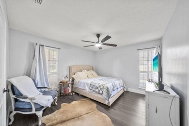 Welcome to this beautifully renovated 4-bedroom, 2-bath - photo 16