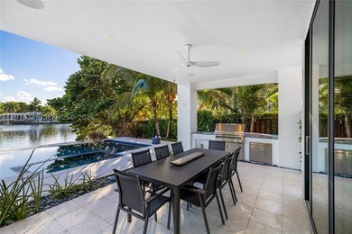 Discover an architectural showpiece where Modernist design meets - photo 12