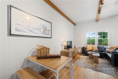 Classic Blowing Rock cottage filled with the timeless charm and - photo 5