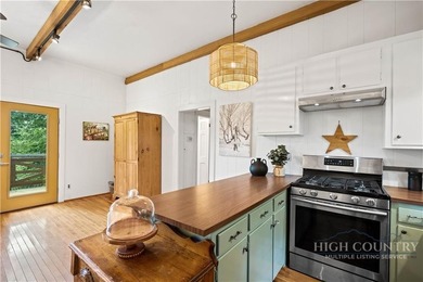 Classic Blowing Rock cottage filled with the timeless charm and - photo 8