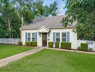 Close to the historic Square, this charming, landscaped cottage