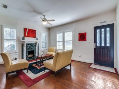 Close to the historic Square, this charming, landscaped cottage