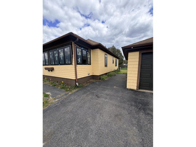 Beautiful bungalow style home. Set up for single floor - photo 4