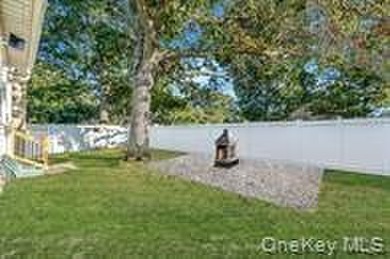 Beautifully redone ranch featuring a spacious living room - photo 4