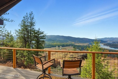 This extraordinary 21-acre mountain retreat offers panoramic - photo 3
