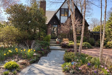 3 CRESTWOOD PLACE - MINT COLONIAL ON A WONDERFUL QUIET BLOCK - photo 1