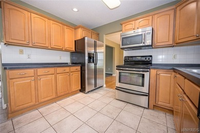 Welcome to 45 Sunset Creek Drive in West Seneca! This spacious - photo 12