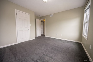 Welcome to 45 Sunset Creek Drive in West Seneca! This spacious - photo 30