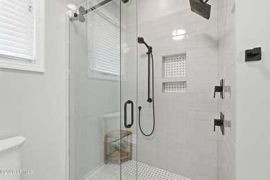 Ooo la la! Newly Renovated, Open Concept and a SHOW STOPPER! - photo 31