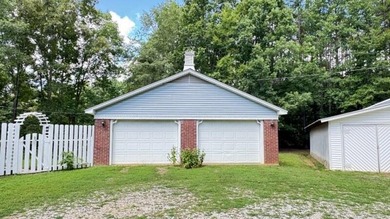 Very well maintained and peaceful location! This 3 bed / 2 bath - photo 6