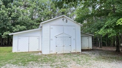 Very well maintained and peaceful location! This 3 bed / 2 bath - photo 7