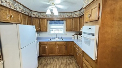 Very well maintained and peaceful location! This 3 bed / 2 bath - photo 9
