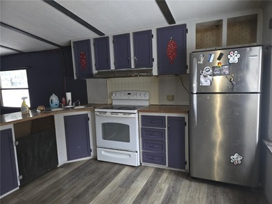 Unlock the potential of this spacious 2-bedroom, 1-bath trailer - photo 6
