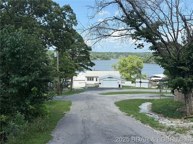 4-bed, 2-bath waterfront home in the Turkey Creek arm of Lake of - photo 2