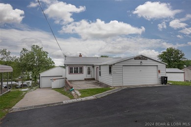 4-bed, 2-bath waterfront home in the Turkey Creek arm of Lake of - photo 3