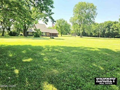 Rustic lodge-style living meets country convenience in this - photo 2