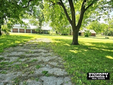 Rustic lodge-style living meets country convenience in this - photo 4