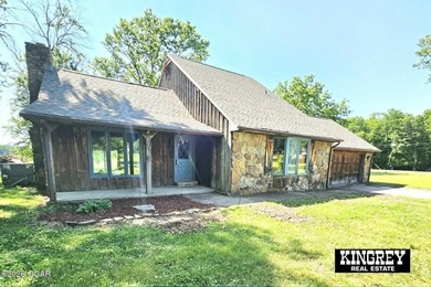 Rustic lodge-style living meets country convenience in this - photo 5