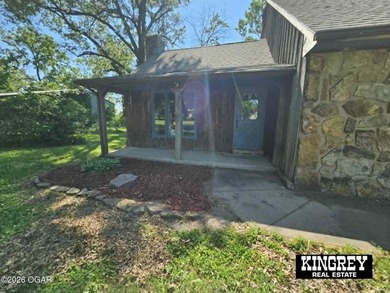 Rustic lodge-style living meets country convenience in this - photo 8