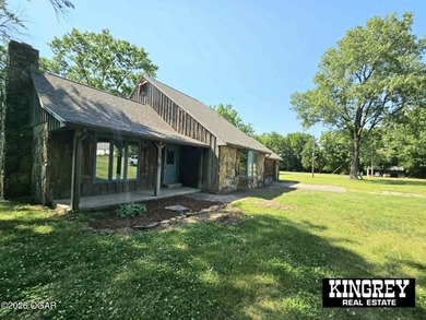 Rustic lodge-style living meets country convenience in this - photo 10