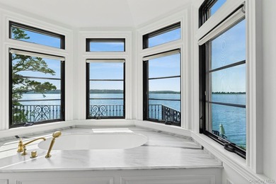 Immerse yourself in this stunning waterfront villa on Centre - photo 17