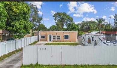 Centrally located 3/1 spacious home. This home features impacy - photo 3