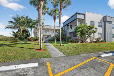 Live the relaxed Florida lifestyle in Kings Point! First-floor - photo 1
