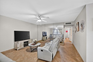 Live the relaxed Florida lifestyle in Kings Point! First-floor - photo 4