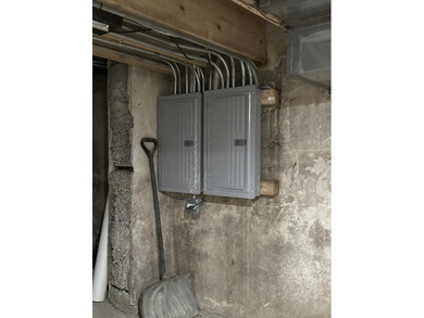 THIS COMMERCIAL BUILDING IS PERFECT FOR A BUSINESS LOOKING TO - photo 34
