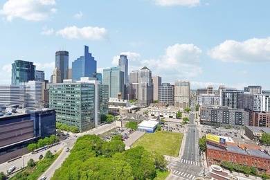 Elevated above the city on the 19th floor, this stunning corner - photo 29