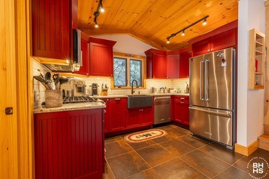 The idyllic and quintessential Adirondack Cottage that everyone - photo 11