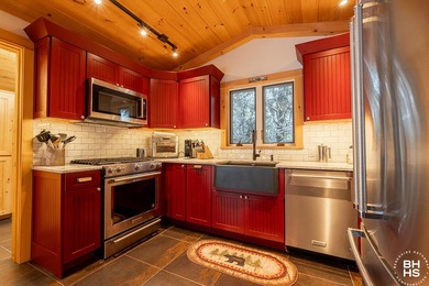 The idyllic and quintessential Adirondack Cottage that everyone - photo 12