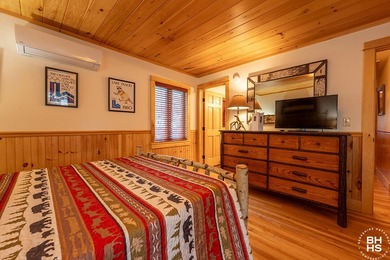 The idyllic and quintessential Adirondack Cottage that everyone - photo 21