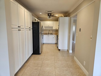Beautiful, clean, bright corner townhome unit. Move in ready! - photo 11