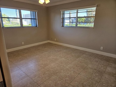 Beautiful, clean, bright corner townhome unit. Move in ready! - photo 14