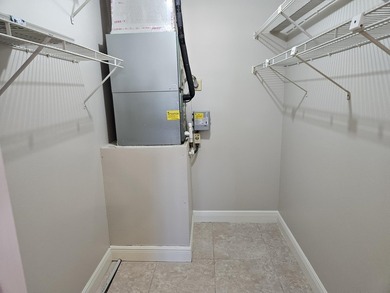 Beautiful, clean, bright corner townhome unit. Move in ready! - photo 15