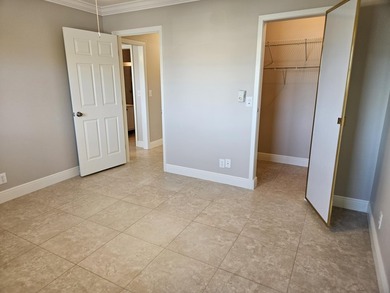 Beautiful, clean, bright corner townhome unit. Move in ready! - photo 17