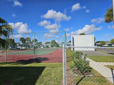 Beautiful, clean, bright corner townhome unit. Move in ready! - photo 30
